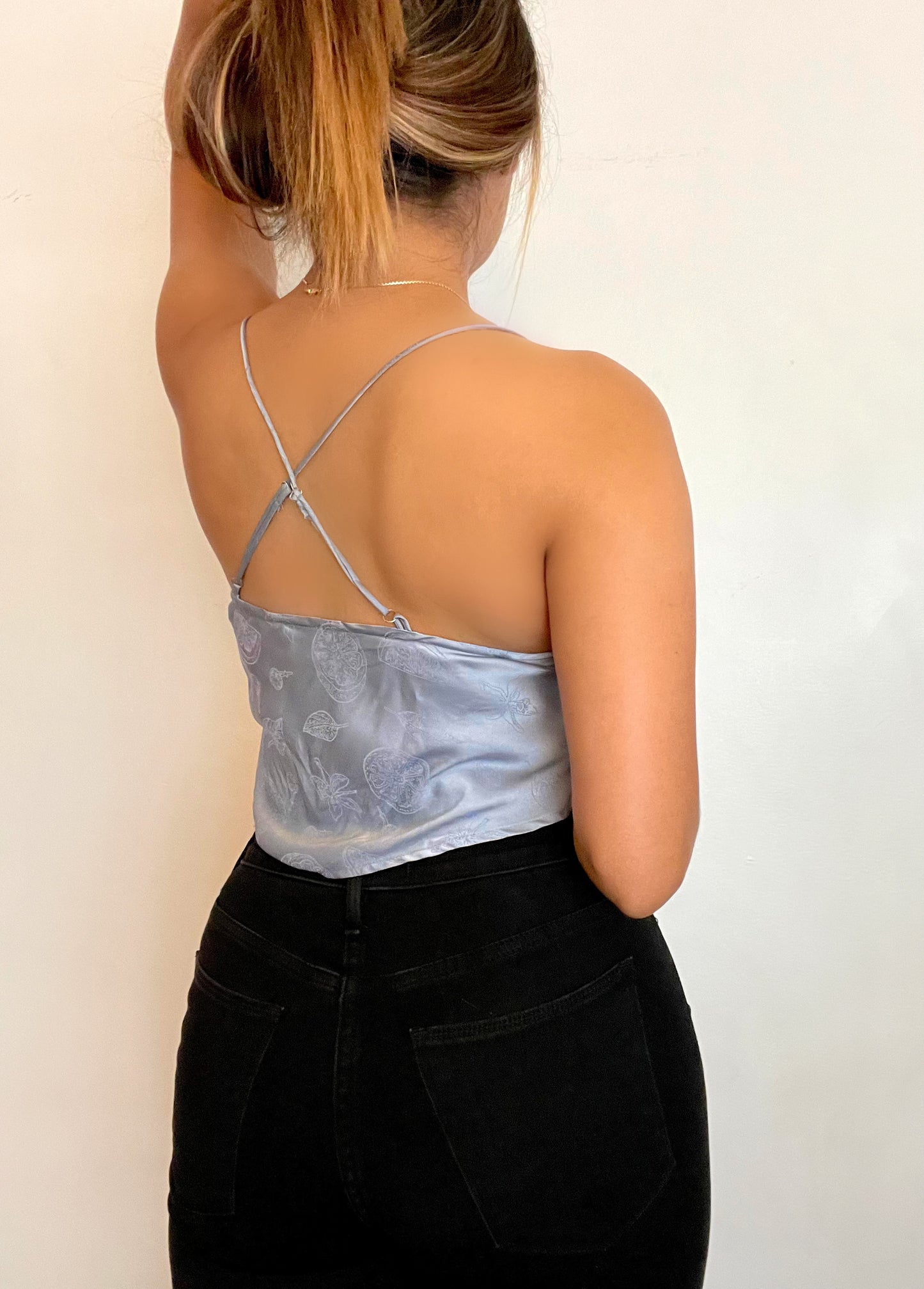 Cross back with adjustable back.